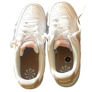 NIKE low rise court vision women’s sneakers